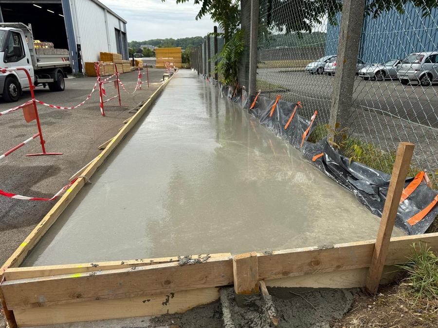 Allée en béton à Épône