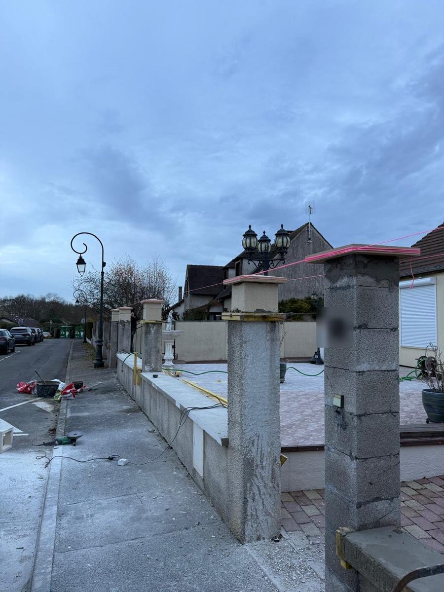 Montage de piliers de clôture par Nexelis, maçon dans les Yvelines
