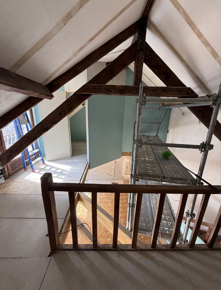 Mezzanine sous charpente à Fontenay-Saint-Père – pendant les travaux