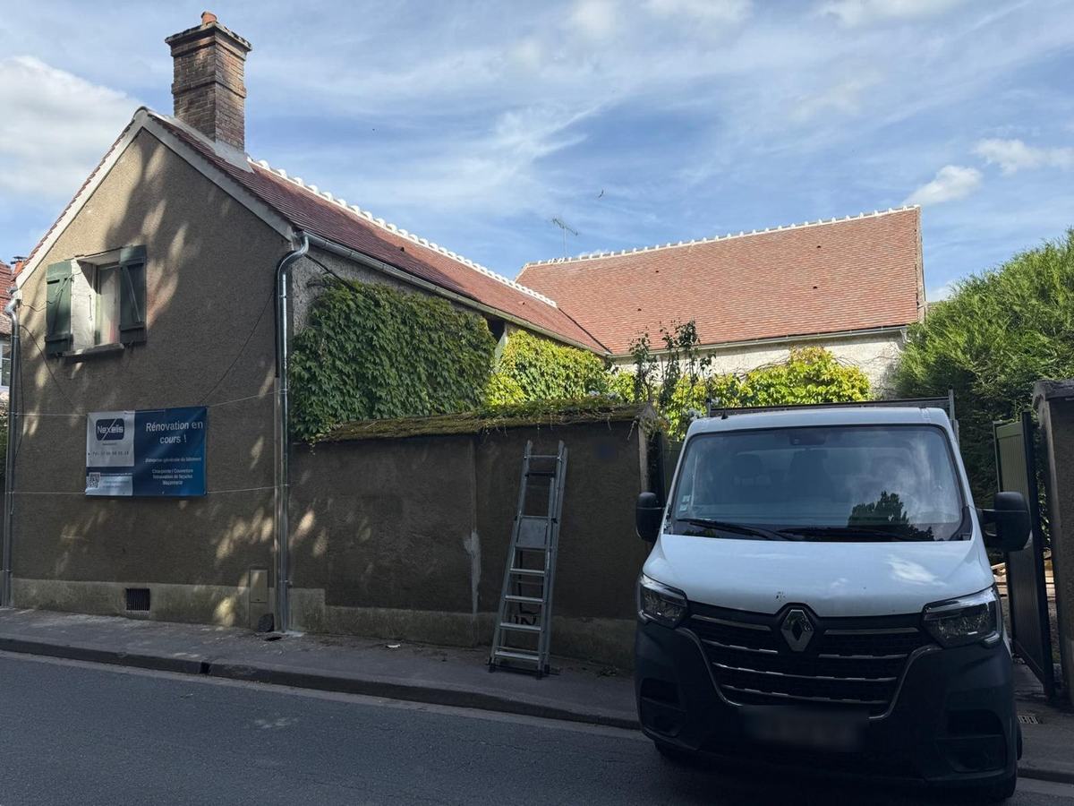 Toiture en tuiles plates refaite par Nexelis, couvreur dans les Yvelines